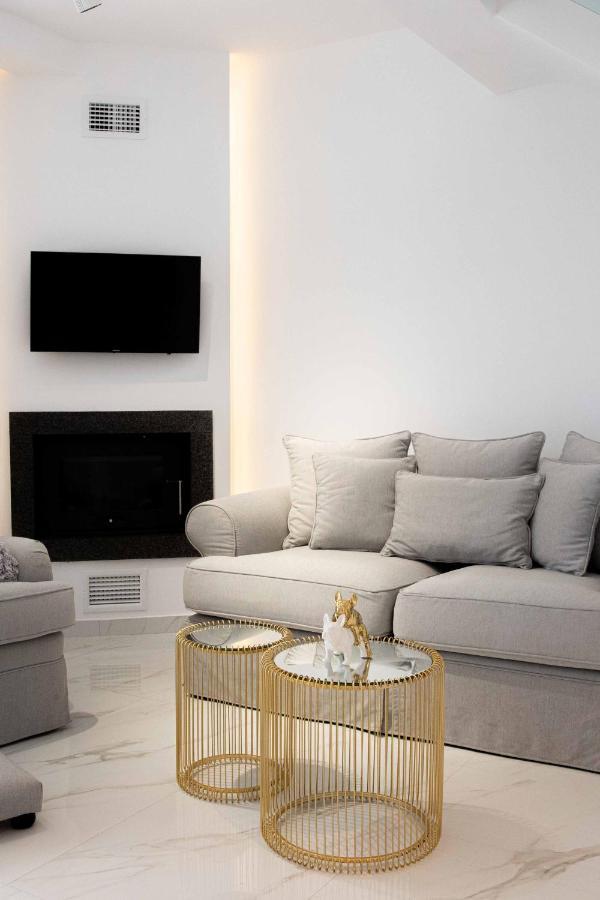 Dk Luxury Suite เนอาเปรามอส ภายนอก รูปภาพ